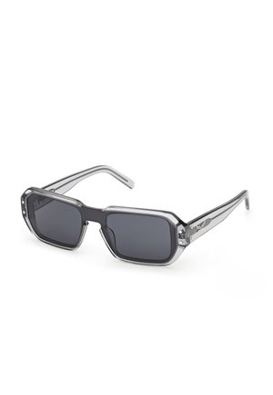 Lunettes de soleil rectangulaires noires avec des montures angulaires grises transparentes et des verres teintés foncés, présentées sur un fond blanc.