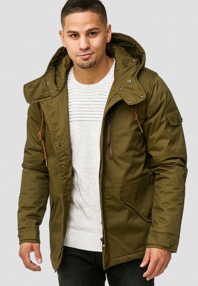 Olijfgroene parka-jas met een gestructureerde afwerking, verstelbare capuchon, bruine accenten, rits- en knoopzakken en een relaxte pasvorm.