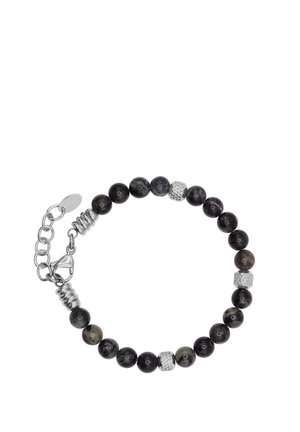 Bracelet en pierre de lave avec des sphères sombres et des accents métalliques, doté d'une fermeture à chaîne pour un ajustement de taille. Détails texturés en finition argentée.