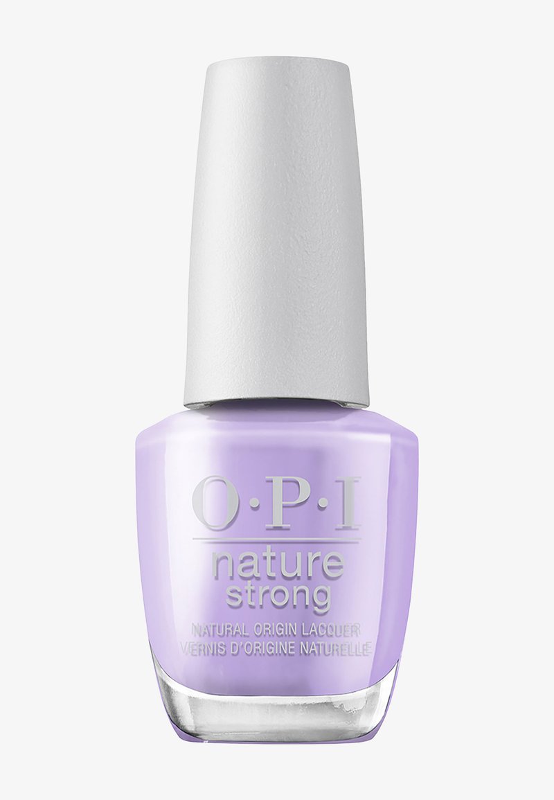 Flacon de vernis à ongles lilas OPI Nature Strong d'origine naturelle avec un bouchon blanc et une base en verre transparent.