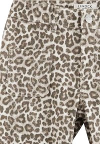 Leopardprint denim bukser i beige og brune nuancer, med en klaplomme, kontrasterende stikninger og en metalknaplukning.