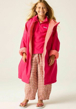 Regatta, REGATTA WATERPROOF CHANGING ROBES UNISEX - Waterproof jacket - pink