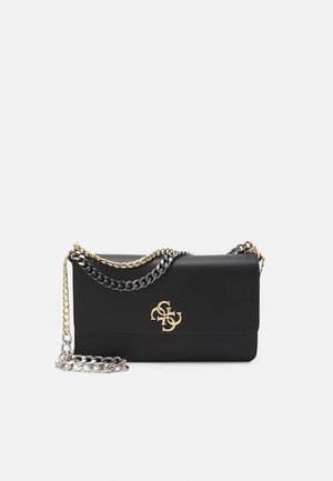 Sac en cuir noir à bandoulière avec des accents de chaînes dorées et argentées, arborant un emblème de logo et une forme rectangulaire élégante.