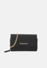 Pochette noire avec une finition texturée, chaîne dor�ée et fermeture éclair. Présente le logo "VALENTINO" sur le devant.