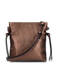 Bronzen leren crossbody tas met een textuurafwerking, voorzien van een gevlochten handvat, een lange verstelbare schouderband en decoratieve kwastaccenten.