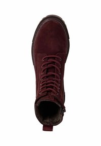 Bottines en suède bordeaux avec bout rond, laçage et doublure texturée douce. La fermeture éclair sur le côté et la semelle en caoutchouc assurent la durabilité.