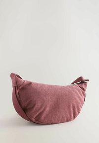 Texturierte Stofftasche in dunkelrot mit runder Form, ausgestattet mit einem Reißverschluss und einem dünnen Schultergurt für einfaches Tragen.