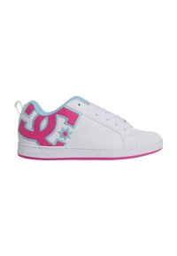 Fehér sneaker rózsaszín gumitalppal és világoskék részletekkel. Nagy rózsaszín logóval és csillaggal rendelkezik az oldalán, valamint szokásos fűzős kialakítással.