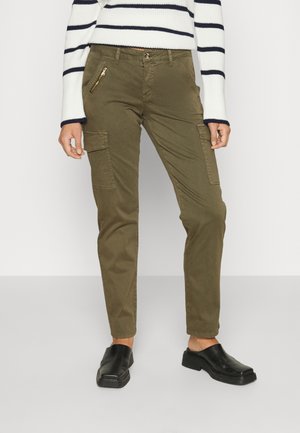 Calças cargo verde-oliva com bolsos laterais e um bolso frontal com zíper. Tecido de algodão leve com corte de perna reta. Sapatos pretos sem atacador.
