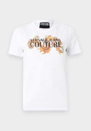 Biały T-shirt z krótkim rękawem z napisem „Versace Jeans Couture” i pomarańczowymi ozdobnymi zawijasami na przodzie, okrągły dekolt.