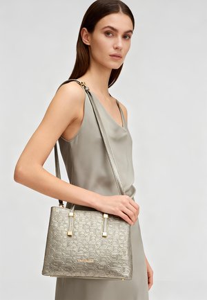 Borsa a mano in argento metallizzato con motivo geometrico a rilievo, dettagli in metallo dorato e doppi manici superiori. Tracolla regolabile inclusa.