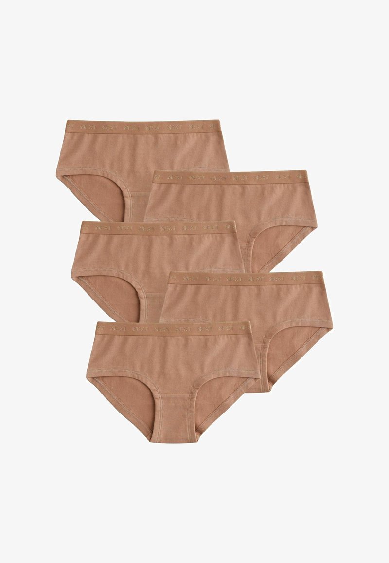 Cinq paires de slips en coton beige pour femmes avec des ceintures élastiques étiquetées "NEXT" arrangées sur un fond blanc.