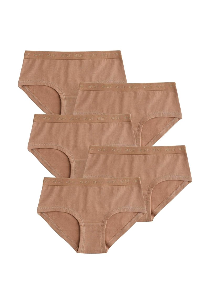 Cinque paia di slip in cotone da donna di colore beige chiaro con elastico in vita che presenta la scritta "NEXT" in lettere dorate.