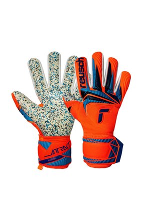 Paar leuchtend orange und blaue Torwarthandschuhe, eines zeigt die strukturierte Handfläche mit schwarzen und blauen Sprenkeln, das andere die Rückseite mit Markennamen.