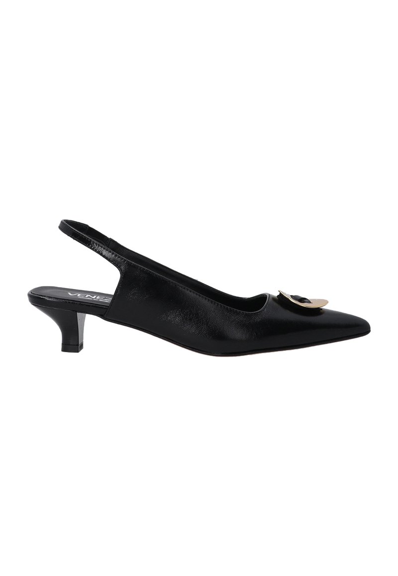 Czarne sandały na obcasie typu slingback z ostrym noskiem, teksturowana skóra, mały obcas typu kitten heel oraz złoty akcent na przodzie.
