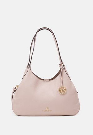 Jasnoróżowa skórzana torba na ramię z podwójnymi paskami, złotym logo Michael Kors i okrągłą zawieszką MK po boku.