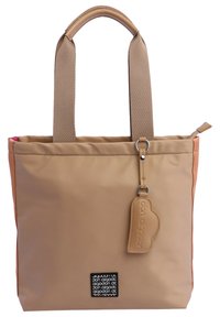 Bolso tote beige con asas de tela duales, cierre de cremallera y un charm de cuero extraíble. Presenta paneles laterales naranja contrastantes y un parche con el logo.