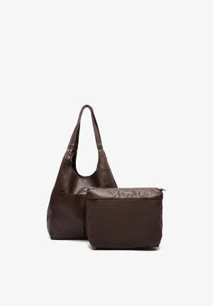 Borsa a tracolla in pelle marrone scuro con una pochette rettangolare staccabile abbinata, entrambe poste su uno sfondo bianco.