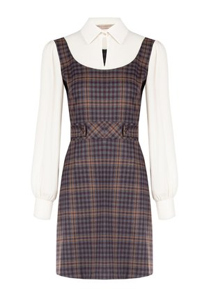 Robe sans manches à carreaux en violet foncé avec des motifs orange et gris, accompagnée d'un chemisier blanc à col et d'un détail en forme de goutte à l'encolure.