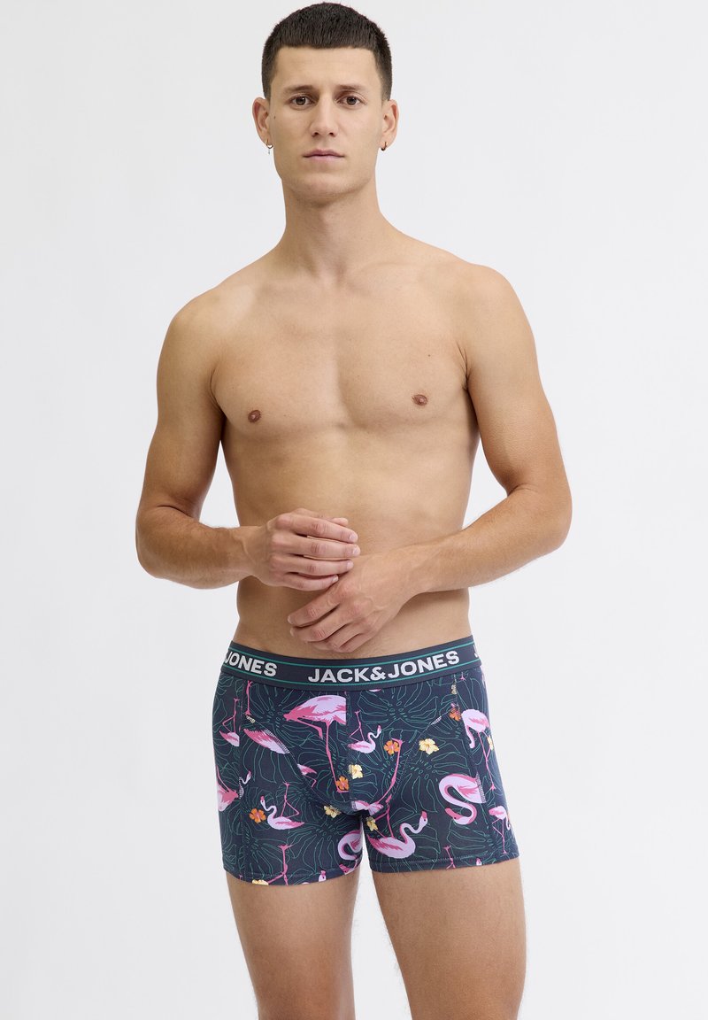 Crne bokserice s uzorkom ružičastih flaminga i cvjetova, elastični pojas s natpisom "JACK & JONES", izrađene od meke, rastezljive tkanine.