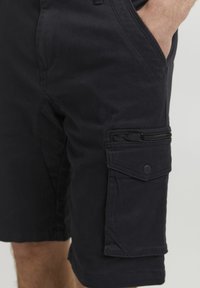 Shorts cargo noirs en tissu mélangé coton, dotés de poches latérales, d'une poche zippée et d'un design à coupe décontractée.