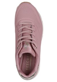Helle rosa Sportschuh mit perforiertem, synthetischem Obermaterial, abgerundeter Zehenpartie, flachen Schnürsenkeln und weißer Sohle. Verfügt über silberne Akzente und eine strukturierte Innensohle.