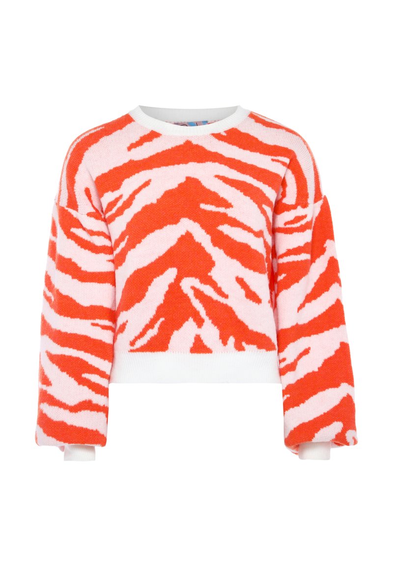 Maglione all'uncinetto con un design cropped, caratterizzato da un motivo a strisce di tigre arancioni e rosa, con polsini e orlo bianchi, texture morbida.
