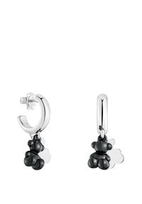 Boucles d'oreilles pendentifs ours noir avec un anneau en argent poli. L'ours présente des formes arrondies et des détails texturés, suspendu à l'anneau.