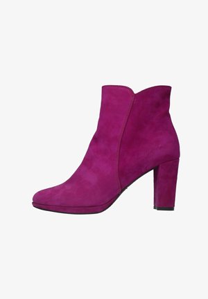 Bottine en daim fuchsia à bout pointu, avec des détails de couture subtils et un talon épais. Texture lisse avec une silhouette élégante.
