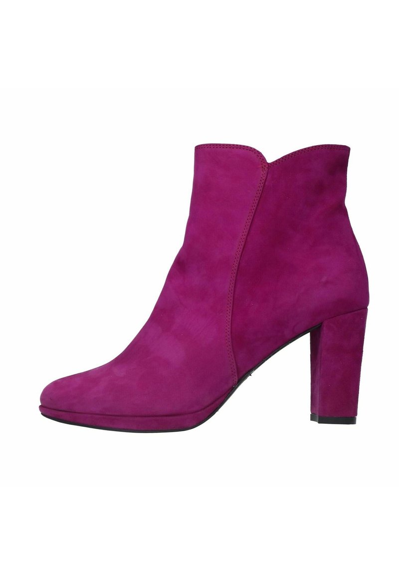 Stivale alla caviglia in suede fucsia con punta affusolata, dettagli di cucitura discreti e tacco grosso. Texture liscia con una silhouette elegante.