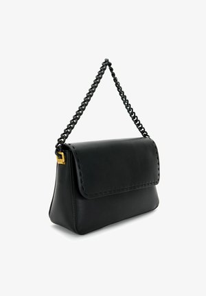 Schwarzlederne Handtasche mit einem umklappbaren Deckel, Kettenriemen und dekorativen Nähten entlang der Kanten. Kompakte Form mit glatter Textur.