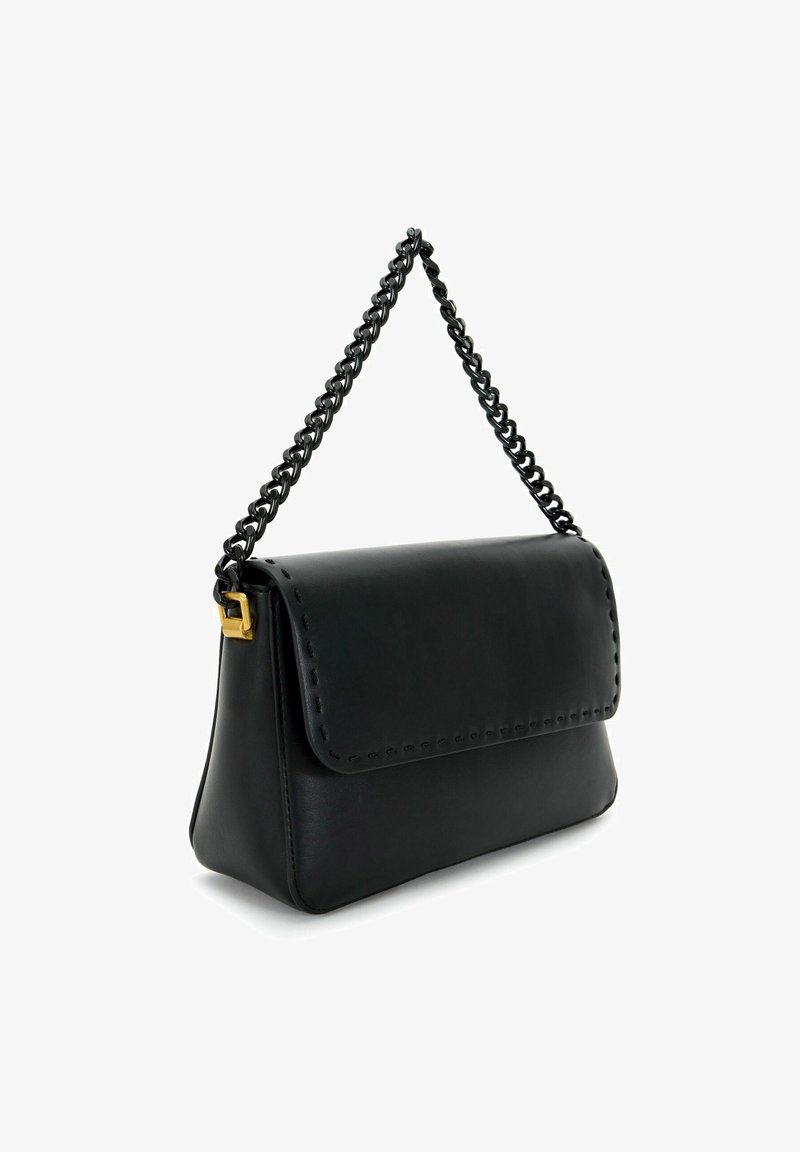 Borsa a mano nera in pelle con patta pieghevole, tracolla a catena e cuciture decorative lungo i bordi. Forma compatta con una texture liscia.