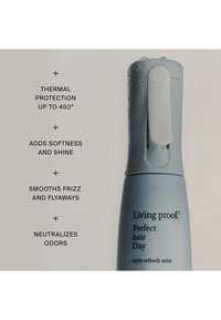 Flacon de brume de rafraîchissement de coiffure Perfect Hair Day de Living Proof avec texte mettant en avant la protection thermique, adoucit, lisse les frisottis et neutralise les odeurs.