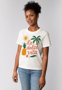 Witte katoenen t-shirt met kleurrijke bedrukte graphics van een zon, ananas, palmboom en de tekst "La dolce vita." Casual ontwerp, met ronde hals.