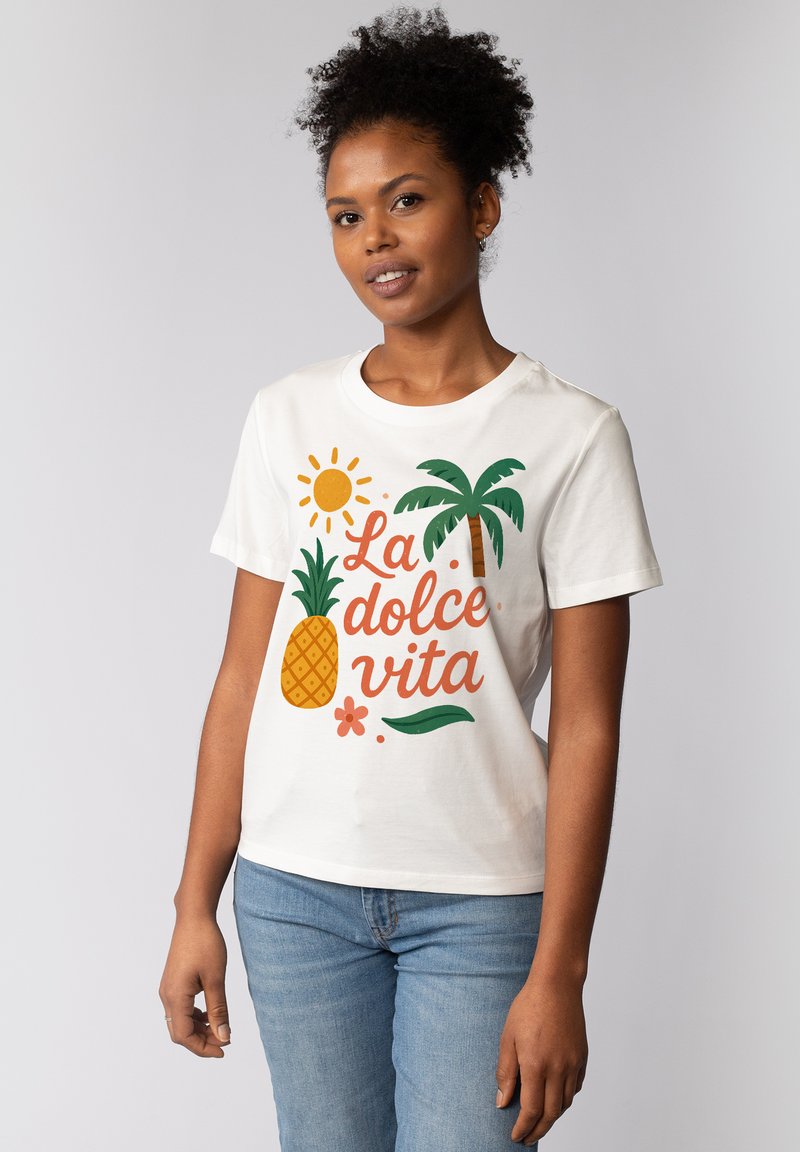 Witte katoenen t-shirt met kleurrijke bedrukte graphics van een zon, ananas, palmboom en de tekst "La dolce vita." Casual ontwerp, met ronde hals.