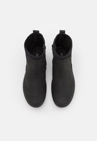 Botine negre până la gleznă, cu un finisaj din piele netedă, vârf rotund, fermoare laterale și căptușeală din material textil. Prezintă fâșii pentru a fi îmbrăcate ușor.
