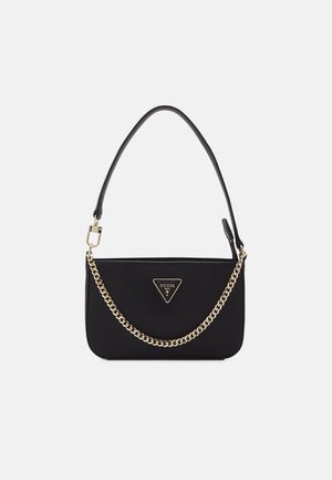 Borsa nera realizzata in materiale testurizzato con un accento in catena dorata e una placca triangolare con logo. Manico singolo in pelle. Forma rettangolare.