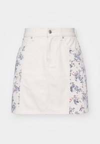 Hvit denimskjørt med blomster- og paisleymønster broderi på sidepanelene, med knappelukking og beltehemper. Klassisk fem-lomme-design.