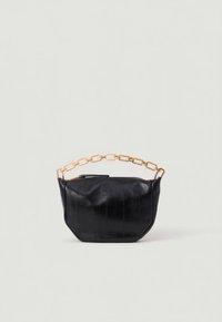 Μαύρη δερμάτινη τσάντα με υφή, με χρυσή αλυσίδα ως λαβή και στρογγυλεμένο σχήμα. Κλείσιμο με φερμουάρ στην κορυφή.
