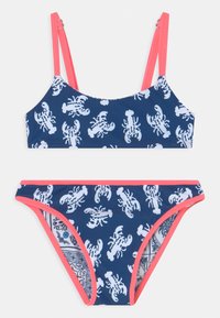 Conjunto de bikini azul-marinho com estampado de lagostas brancas. O top apresenta alças em coral e fechos ajustáveis. A parte de baixo tem realces em coral e forro estampado.