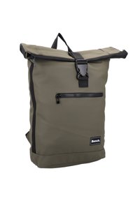 Mochila de color verde olivo con cierre enrollable, fabricada con un material liso y resistente al agua. Cuenta con un bolsillo frontal con cremallera y correas de hombro ajustables.