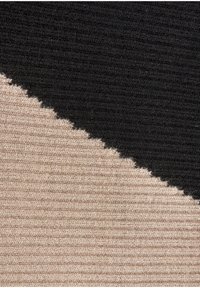 Texturierter Bereichsteppich mit einer diagonalen Teilung; eine Seite beige und die andere Seite schwarz, mit einem gerippten Oberflächenmuster.