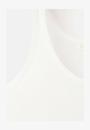 Krupan plan bijelog prugastog topa bez rukava koji prikazuje izrez oko vrata i naramenicu s finim detaljima šavova.