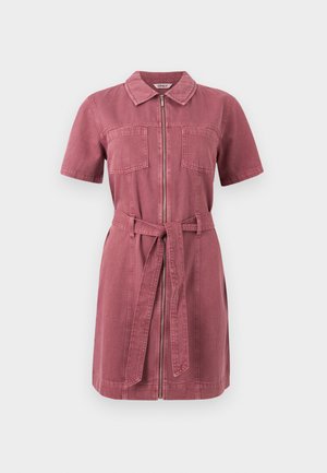 Robe en jean rose poussiéreuse à manches courtes, avec fermeture éclair frontale, deux poches poitrine, col et ceinture en tissu assorti nouée à la taille.