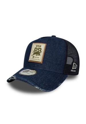 Mørkeblå denim og sort mesh baseballcaps med Red Bull-logo patch, justerbar strop og New Era-logo på siden.