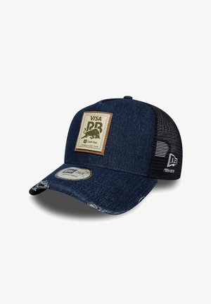 Ciemnoniebieska czapka baseballowa z denimu i czarnej siateczki z naszywką z logo Red Bull, regulowanym paskiem i logo New Era po bokach.