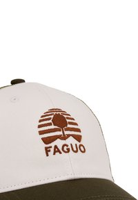 Baseballpet met een beige voorkant en een olijfgroen vizier, met daarop een bruin geborduurd boomlogo boven het woord "FAGUO".