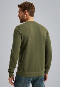 Maglione verde con texture, maniche lunghe, polsini e orlo a coste, dotato di un piccolo logo sul retro del collo.