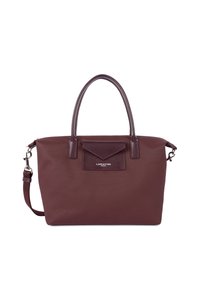 Borsa a tracolla bordeaux con un esterno testurizzato, doppio manico, una tracolla rimovibile e una tasca frontale con pattina. Dettaglio del logo argentato visibile.