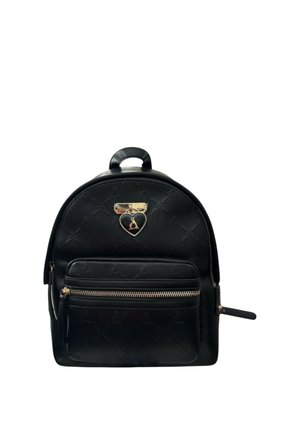 Zaino in pelle nera con tasca frontale con cerniera ed emblema dorato a forma di cuore con una piccola figura al centro.